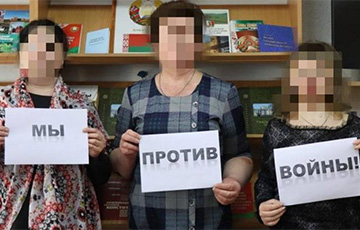 Белорусские учителя снялись с плакатами против войны