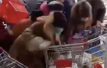 В Кемерово россияне устроили бои за сковородки и мыло