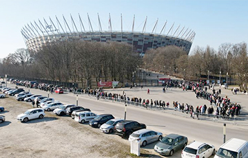 На Национальном стадионе в Варшаве создан массовый пункт приема беженцев из Украины