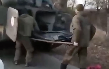 Russian POW Loading Dead Russian Occupiers: Video Fact