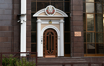 Украина высылает почти весь персонал посольства Беларуси