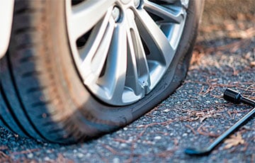 В Минске пенсионерка проколола все колеса в припаркованном автомобиле