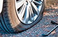 В Минске пенсионерка проколола все колеса в припаркованном автомобиле