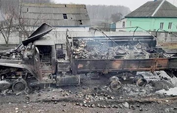 Уничтожен военный грузовик РФ со стиральными машинами и бытовой техникой, награбленной в домах под Киевом
