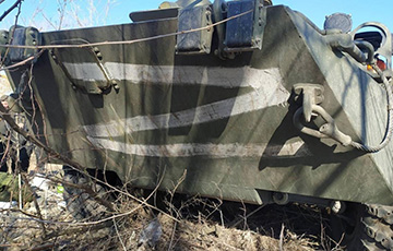 Украинские воины подбили российский БТР с крадеными ноутбуками и деньгами