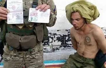 В Украине взяли в плен русского солдата с огромной свастикой на спине