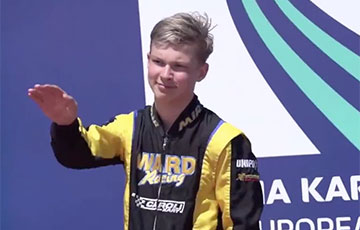 Российский гонщик «зиганул» прямо на пьедестале ЧМ по картингу среди юниоров