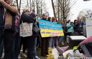 В Варшаве прошла акция против мародерства российских военных в Украине