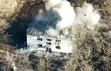 Ukrainian Artillery Destroy Building Full Of Russian Invaders With Accurate Blow
