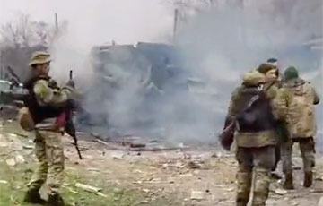 Украинская пехота превратила «в головешку» российский танк Т-72Б