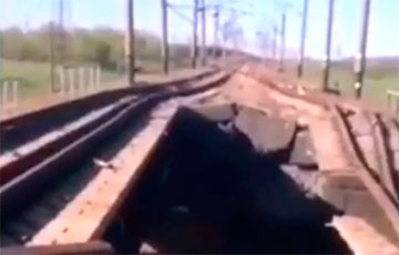 Появилось видео со взорванным мостом, по которому РФ доставляла оружие и топливо из Крыма