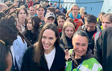 Анджелина Джоли показала «особый камень», который нашла маленькая украинка