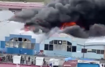 Мощный пожар бушует на одном из рынков Владикавказа