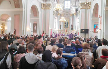 Thousands Of People Line Up In Huge Queue To Bid Farewell To Stanislau Shushkevich In Minsk City Center