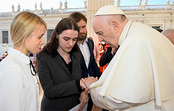 Папа римский встретился в Ватикане с женами заблокированных на «Азовстале» бойцов полка «Азов»