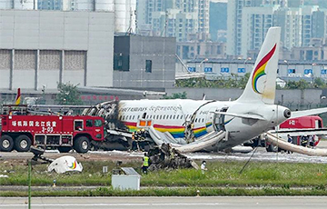 В аэропорту Китая загорелся самолет с пассажирами