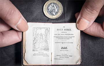 В Великобритании нашли Библию размером с монету