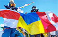 Белоруска подняла бело-красно-белый флаг на вершину Эвереста