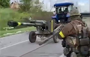 Фермеры на тракторах доставили украинским защитникам захваченную российскую пушку «Нона-К» и танк Т-72
