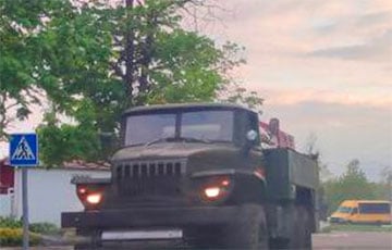 В белорусской Зябровке возле границы с Украиной заметили много военной техники и солдат