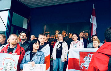 «Над посольством Беларуси обязательно будет развеваться бело-красно-белый флаг»