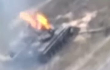 ВСУ сожгли российский танк Т-72, который пытался сбежать с поля боя