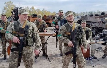 Украінскія вайскоўцы запісалі новы кліп на песню «Байрактар» на фоне знішчанай тэхнікі РФ