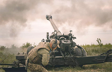 Powerful FH70 Howitzers Destroy Enemy on the Front Line