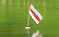 В минской Домбровке заметили плывущий бело-красно-белый флаг