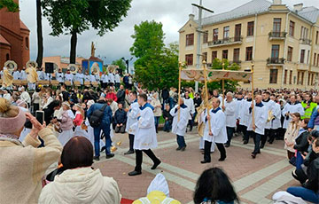 В центре Минска проходит крестный ход перед праздником Божьего Тела