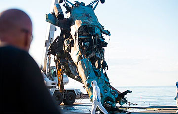 Ukrainians Showed Downed Russian Helicopter Near Kyiv