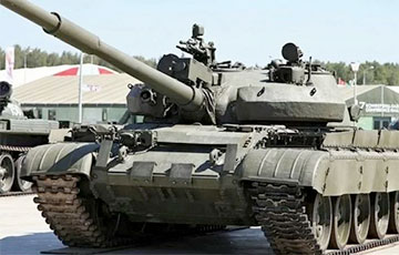 Видеофакт: Русский танк нарочно таранит гражданское авто на Луганщине