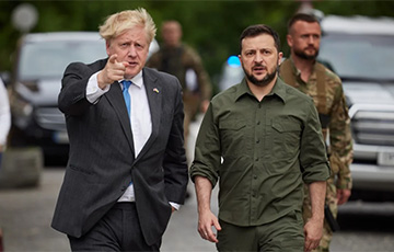 Зеленский показал Джонсону уничтоженную российскую технику в центре Киева