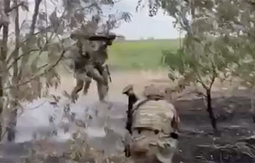 Бойцы полка Калиновского ведут стрелковый бой с оккупантами: видео с передовой