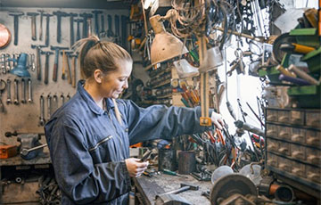 Белорусских женщин привлекают на тяжелые работы