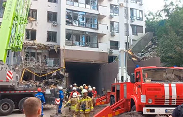 Ракетный удар по Киеву: бетонная плита зажала женщину с гражданством РФ