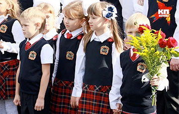 Шевроны для обязательной школьной формы в Беларуси оказались дороже армейских