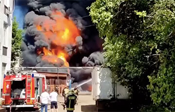 Large-Scale Fire In Moscow: Explosions Sound