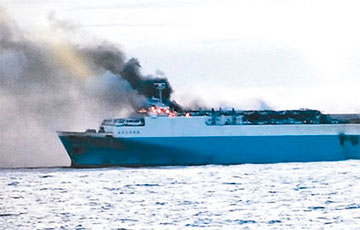 У Японскім моры згарэла расейскае судна з 570 аўто на борце