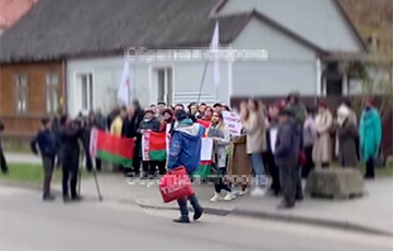 Zhabinka Resident Ruined Belarusian Republican Youth Union Picket Against Polish Authorities