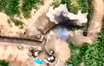 Ukrainian Fighters Drop Bomb On Heads Of Occupiers Scaping From Trench