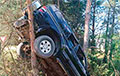 Под Кобрином в результате аварии машина повисла на дереве