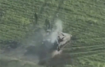На юге Украины подбили российский танк: оккупанты в испуге разбежались