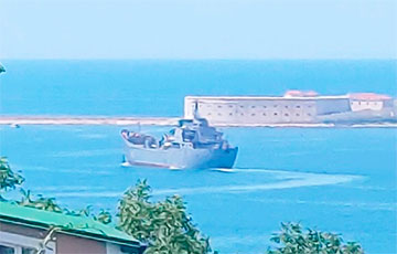 Оккупанты вывели в море устаревший десантный корабль из Севастополя