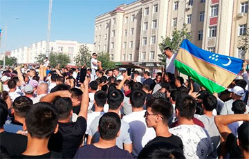 Протестующие в Каракалпакстане взяли в плен солдат внутренних войск и захватили БТР