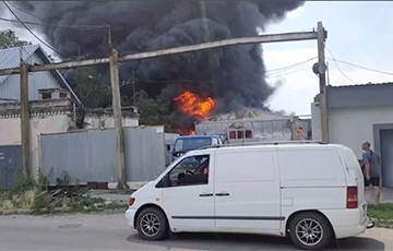 В Херсоне внезапно вспыхнули склады российских оккупантов: дым видно за километры