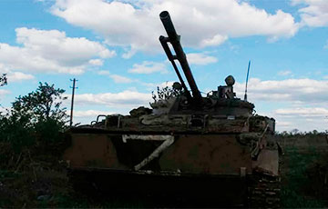 Украинский дрон закидывает гранату прямо в люк российского танка Т-62М