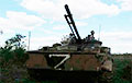 Украінскі дрон закідвае гранату проста ў люк расейскага танка Т-62М