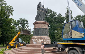 Под Киевом белорусскими МАЗами демонтировали монумент воссоединения Украины с Россией