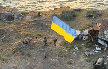 На флаге Украины, установленном на острове Змеиный, есть послание русскому кораблю